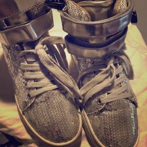 Shoe dazzle silver sneakers